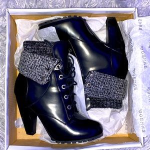 Cute black boots!
